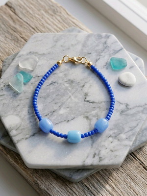 Handmade bracelet with blue beads and gold clasp like new