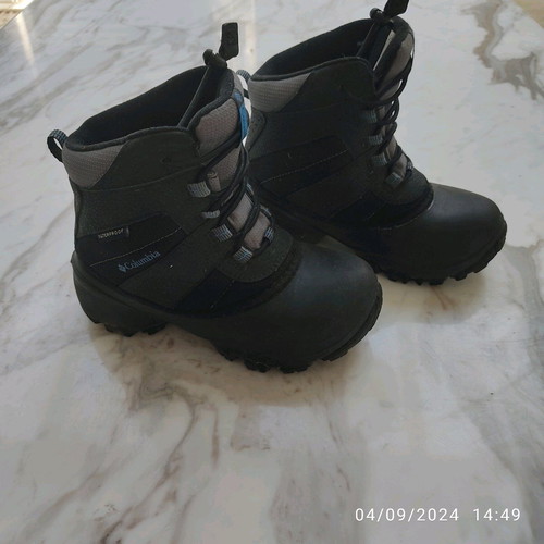 Columbia snow boot size 30 like new, black