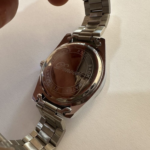 Donvoi Quartz men's watch new with blue dial and metal bracelet