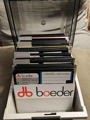 Δισκέτες Floppy 5.25 σαν καινούργιες, πακέτο 44 τεμάχια με θήκη 50 θέσεων