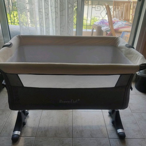 Bonne Nuit baby cot like new with mattress and adjustable height