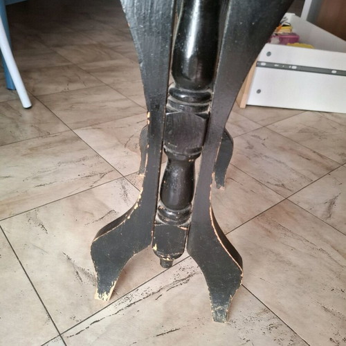 Vintage coffee table like new with carved legs