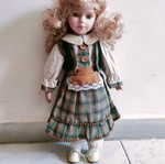 Porcelain dolls like new, set with one broken arm