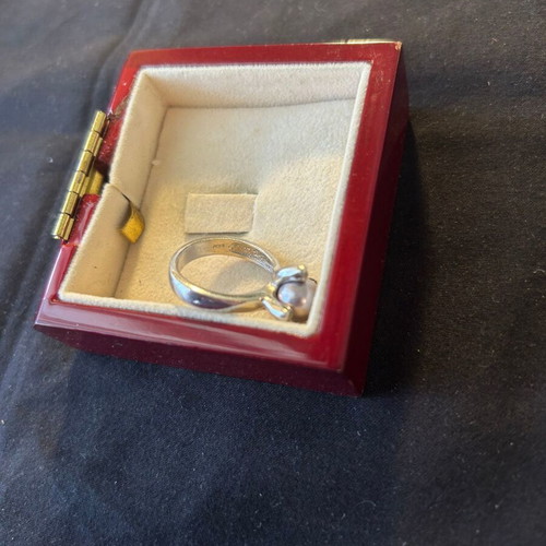 Silver 925 ring with white stones like new