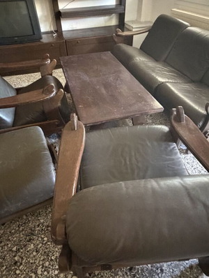 Σκούρο καφέ δερμάτινο σαλόνι με καναπέ, πολυθρόνες, τραπέζι