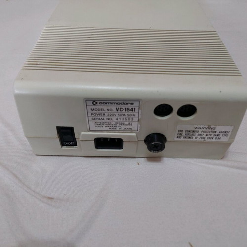 Commodore 1541 drive like new with 2 floppy disks