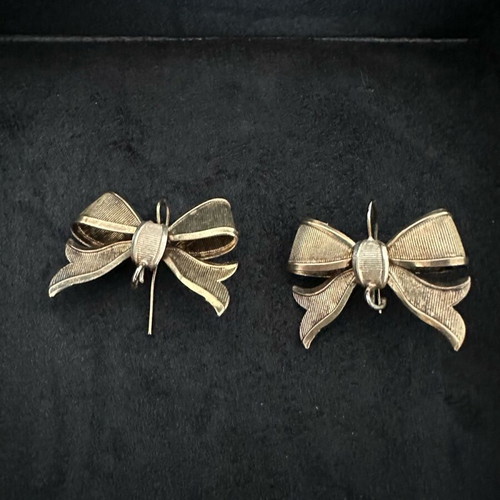 Earrings used large bow-shaped