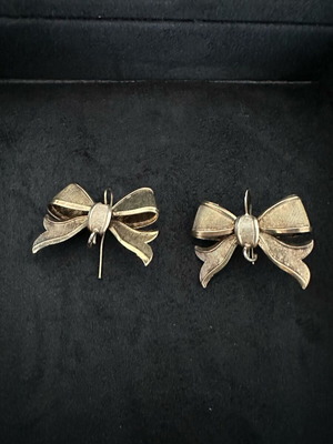 Earrings used large bow-shaped