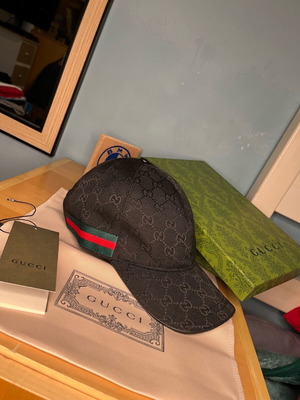 Authentic Gucci hat like new, size M, black