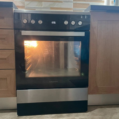 Grundig ceramic stove with 4 cooking zones, 8 modes, 72L capacity