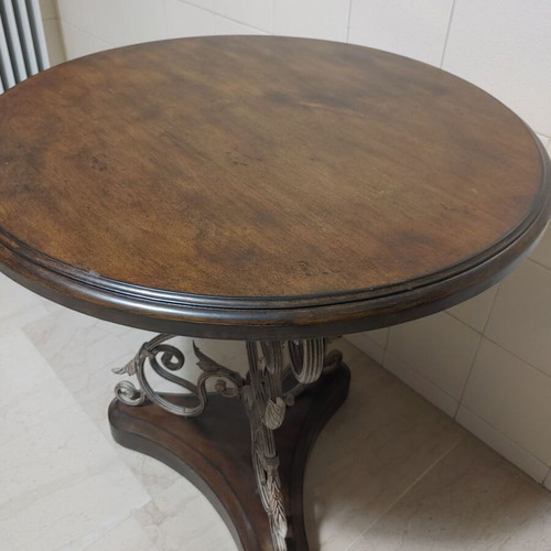 Round wooden table with metal leg, vintage style