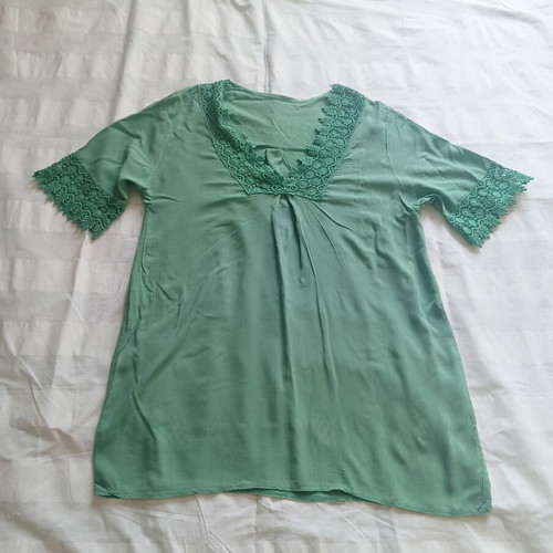 Green tunic blouse with lace details, like new, one size