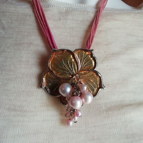 Steel necklace gold flower pendant with synthetic pink pearls 9 cords new
