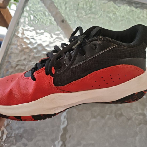 Under Armour Lockdown 7 kids basketball shoes used, red and black
