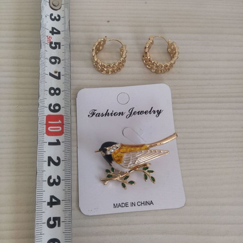 Jewelry set with earrings and brooch, gold tone