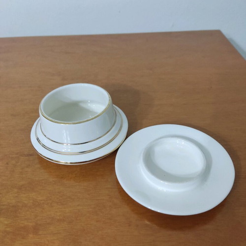 Porcelain jewelry box like new with beautiful design