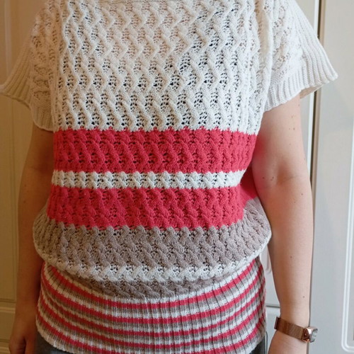 Knitted blouse with stripes like new, size M, beige and red