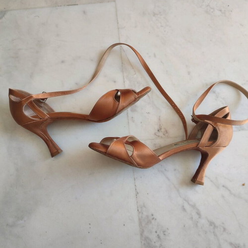 Latin dance shoes satin like new, size 36, gold