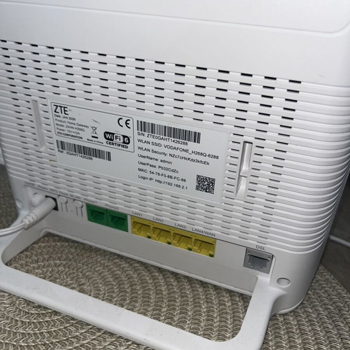 4G LTE Wi-Fi Router Set with SIM Card Dock and Power Adapter
