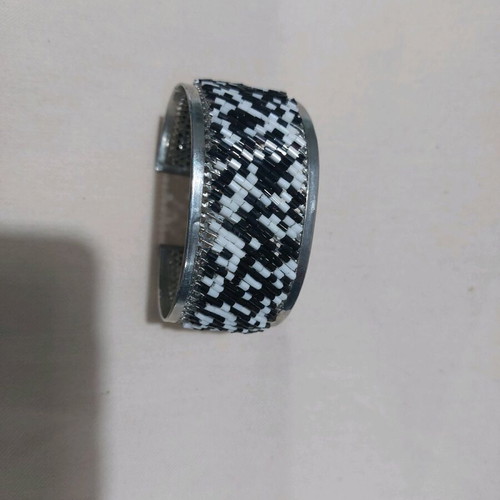Adjustable women's bracelet like new with white and black beads