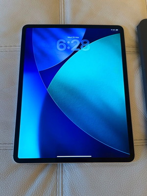 iPad Pro 12,9 3ης γενιάς 4G 64Gb σαν καινούργιο με θήκη και πληκτρολόγιο
