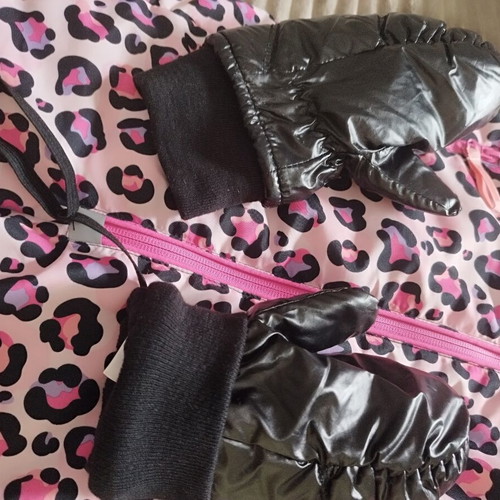 Sinsay Snow Suit 128 cm like new with hood and black gloves