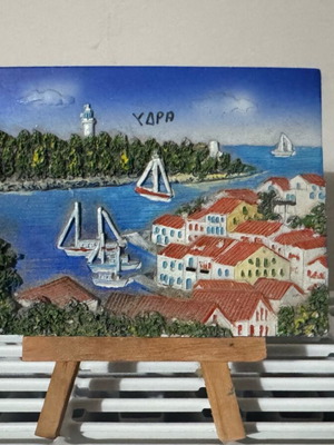 Καδράκι από την Ύδρα καινούργιο με ξύλινο τρίποδακι και κρεμαστράκι