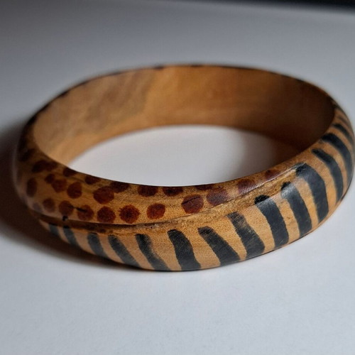 Women's wooden bracelet used with striped and leopard patterns