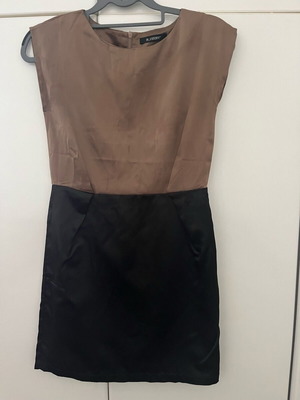 Σατέν μίνι φόρεμα Chic καφέ σαν καινούργιο
