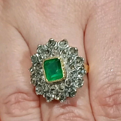 Women's 18k gold ring with emerald and diamonds used