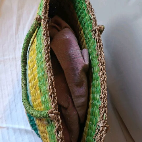 Woven shoulder bag used without clasp