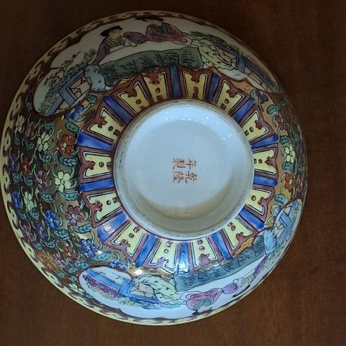Chinese porcelain bowl Famille Rose Canton porcelain like new