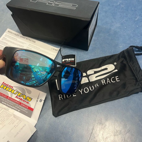 R2 Model tr 90 sunglasses used, black and blue