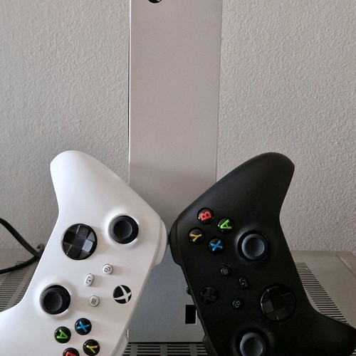 Xbox Series 500Gb like new with 2 controllers white and black