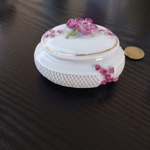 Porcelain table decorations like new, set of 2 small pieces