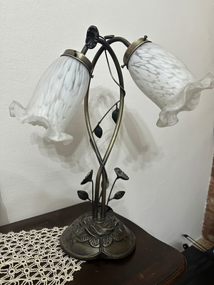 Table lamp two-light with white glass shades and lily pad base new
