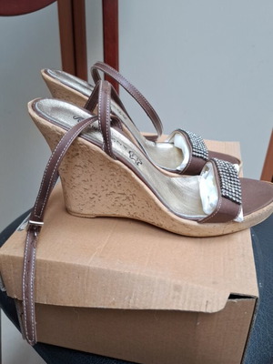 Sandal with rhinestones brown like new, size 38