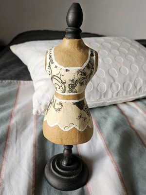 Decorative sewing model like new