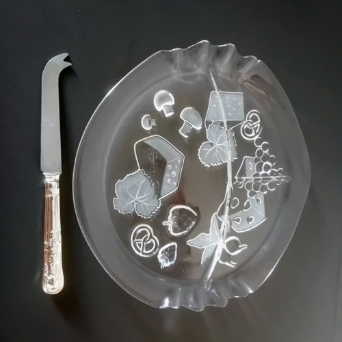Serving platter with knife, like new, 28 cm, divided in 3 parts