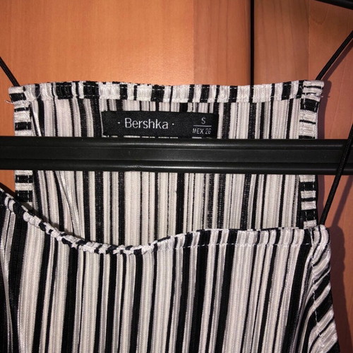 Bershka women's crop top like new, size S