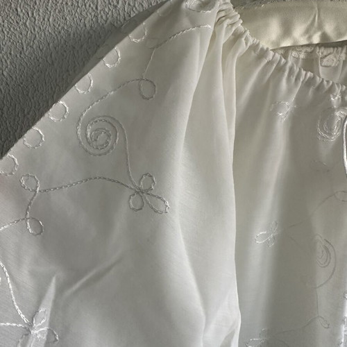 Tunic white like new with beautiful front and sleeve design
