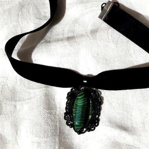 Choker with crystal rock pendant vintage style, like new, green and black