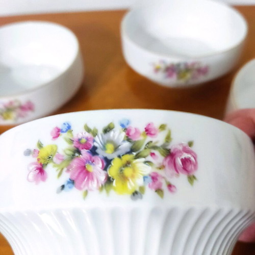 Kaiser 4 porcelain bowls like new, Romantica design