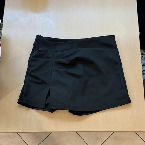 Shorts Shein black with side ruching and zipper like new, size L