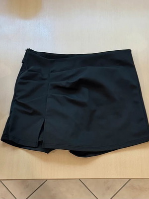 Shorts Shein black with side ruching and zipper like new, size L