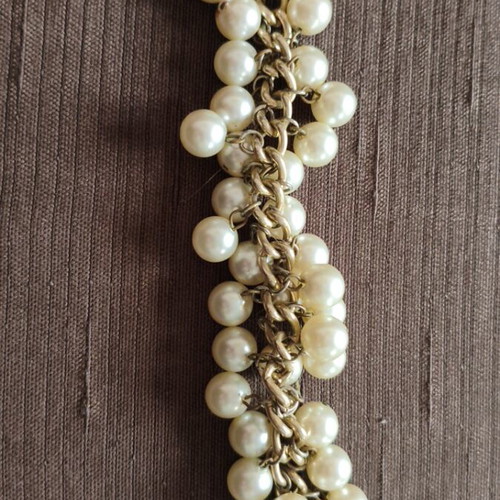 Bracelet with faux pearls used, romantic and modern design
