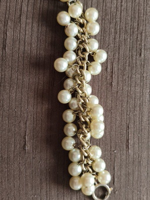 Bracelet with faux pearls used, romantic and modern design