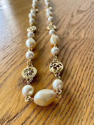 Κολιέ με πέρλες και χρυσές λεπτομέρειες σαν καινούργιο, άσπρο και χρυσαφί