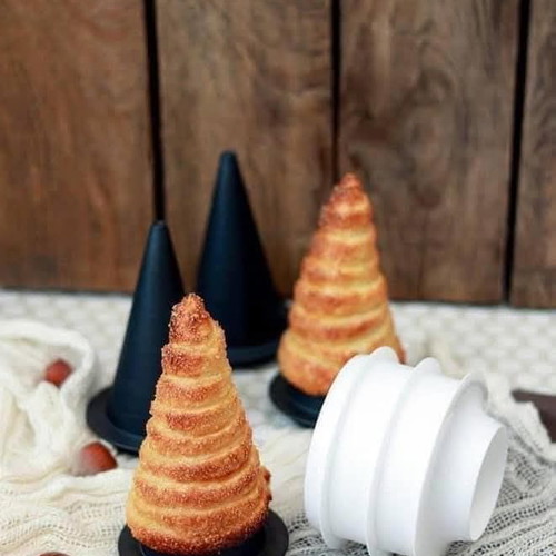 Tupperware Pastry Cones and Dough Cutter new, set of 4