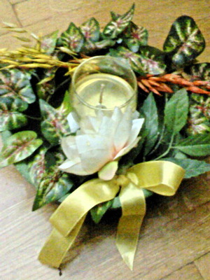 Χειροποίητη διακοσμητική δημιουργία με κερί και κεραμική βάση